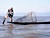 Lago Inle:pescatore che rema con una gamba sola